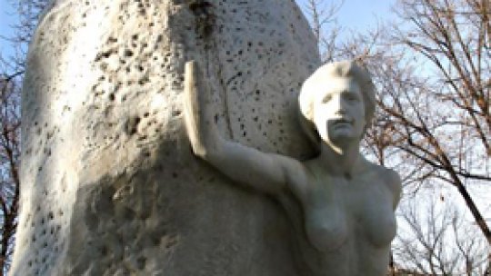 Statuia muzei lui Eminescu din Galaţi, din nou vandalizată