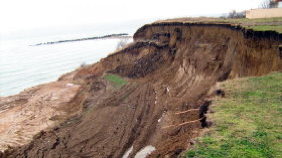 Zonă din Constanţa, "în pericol de a se prăbuşi în mare"