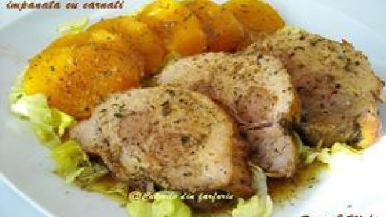 Pulpă de porc împănată cu cârnaţi