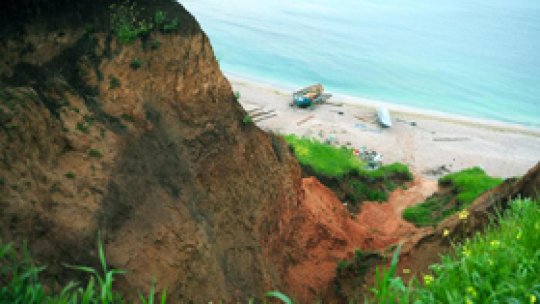Faleza din zona Eforie Sud, se prăbuşeşte pe zi ce trece