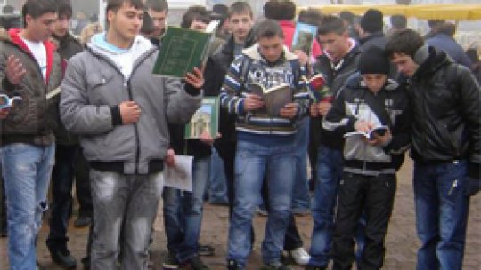 Elevi exmatriculaţi după ce au lovit un profesor