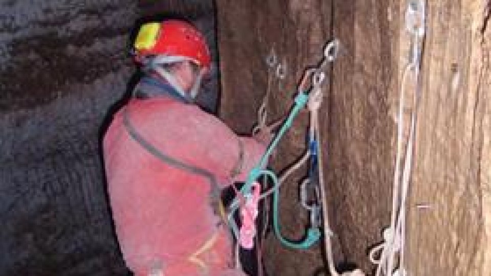 Un speolog a fost salvat din peştera Şura Mare