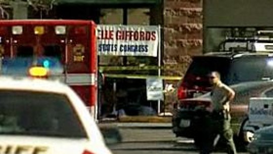 Victima atacului din Arizona "rămâne în stare critică"