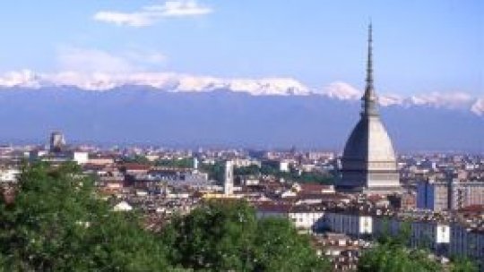 Un tânăr italian cântă simultan la patru intrumente