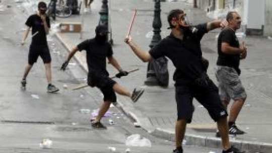Ciocniri violente între poliţie şi manifestanţi în Grecia
