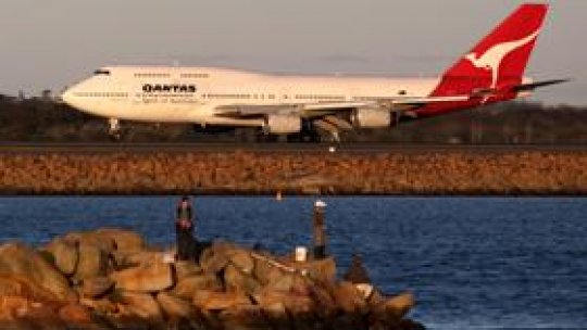 Compania aeriană Qantas îşi suspendă toate zborurile