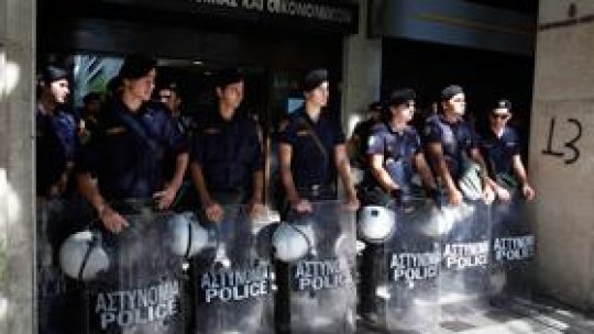 Funcţionarii greci ocupă mai multe ministere