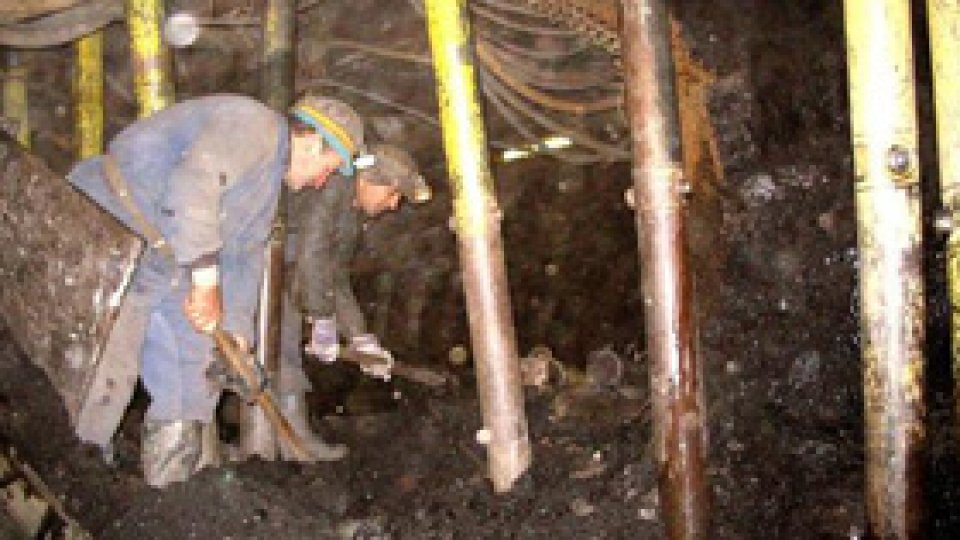 Pensionarii din minerit ameninţă cu protestele