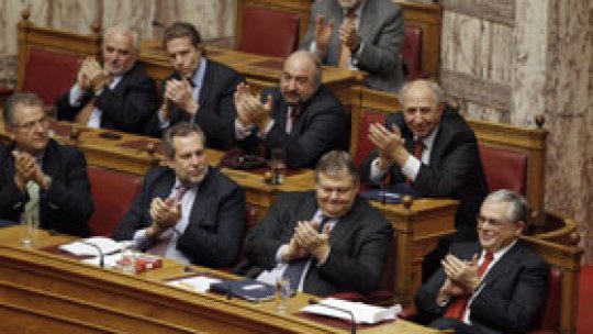 Guvernul Papademos obţine votul de încredere