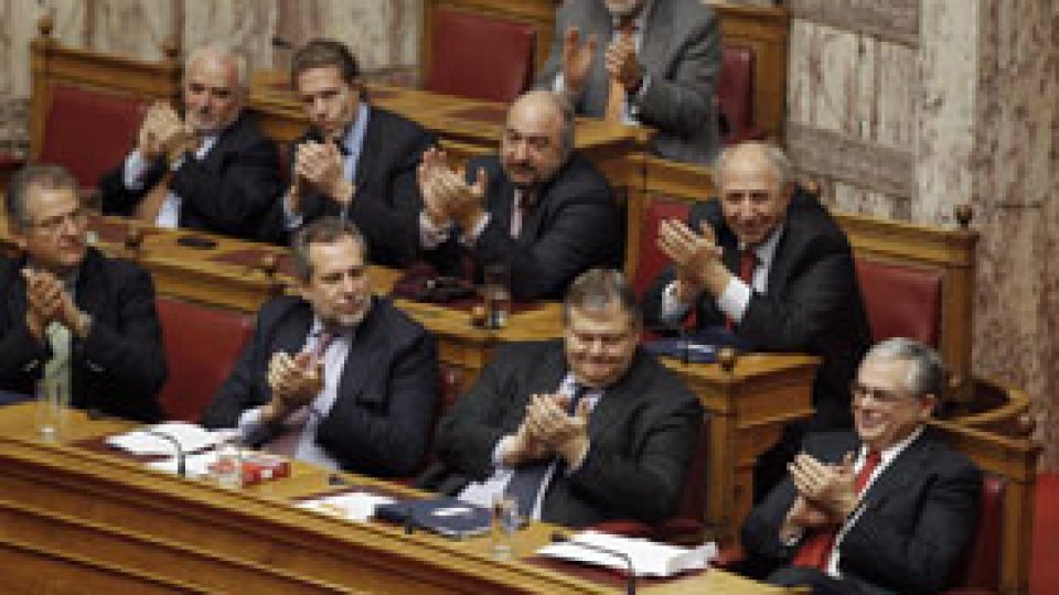 Guvernul Papademos obţine votul de încredere