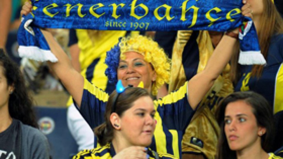 Acces pentru femei şi copii la meciurile cu porţile închise