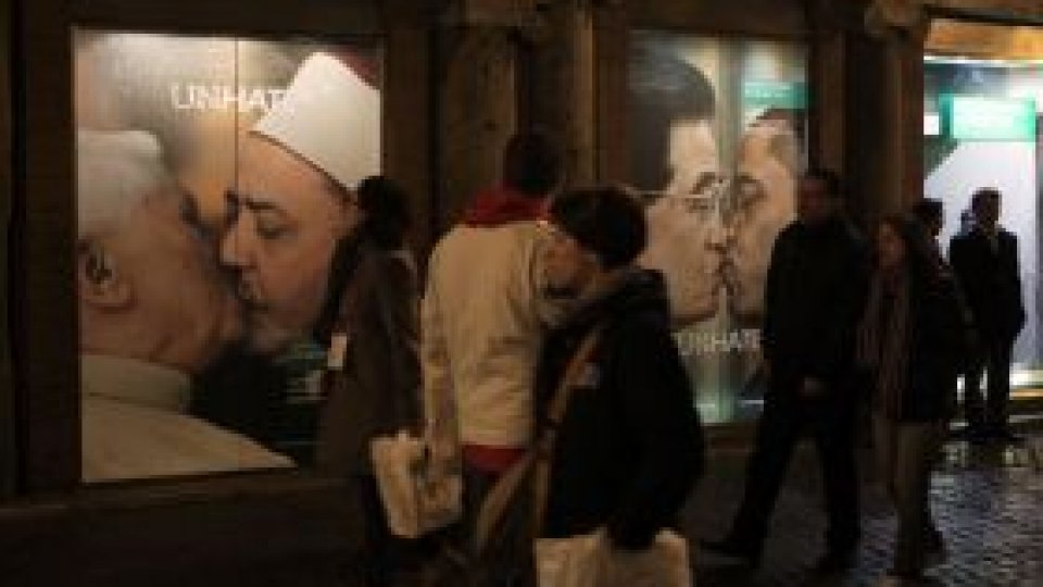 Benetton a retras o reclamă în care Papa sărută un imam 