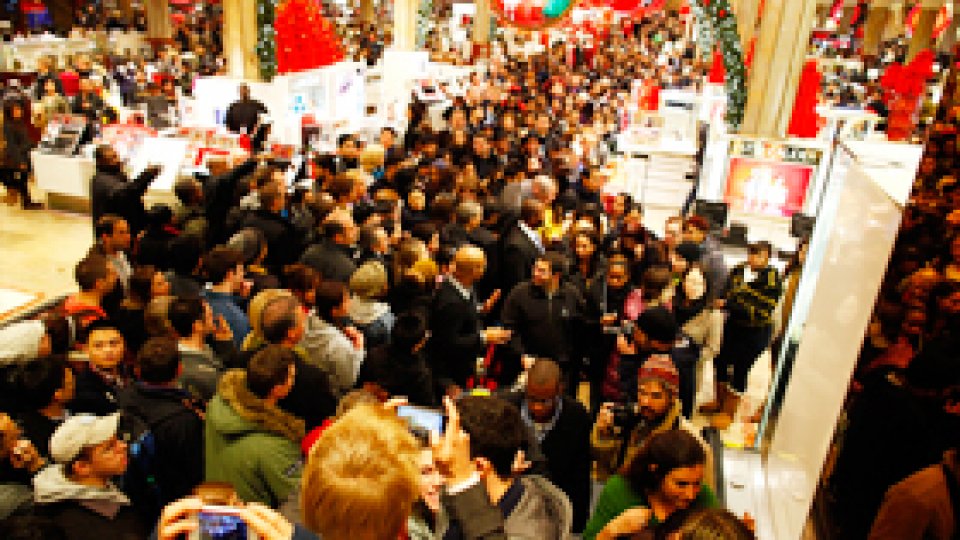 Isteria cumpărăturilor la reduceri se mută online