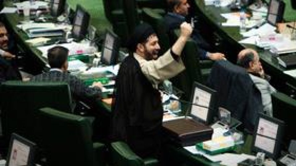 Parlamentul iranian votează răcirea relaţiilor cu Londra