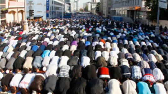 Zeci de mii de musulmani s-au rugat în stradă la Moscova