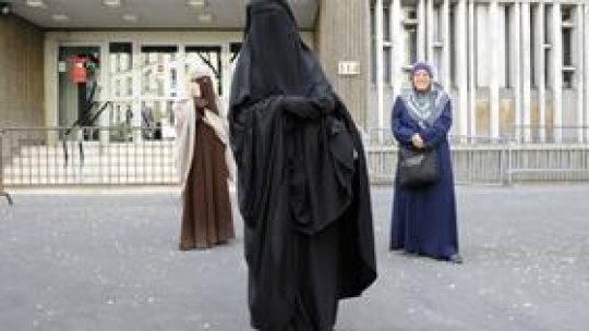 Canada interzice vălul islamic la obţinerea cetăţeniei
