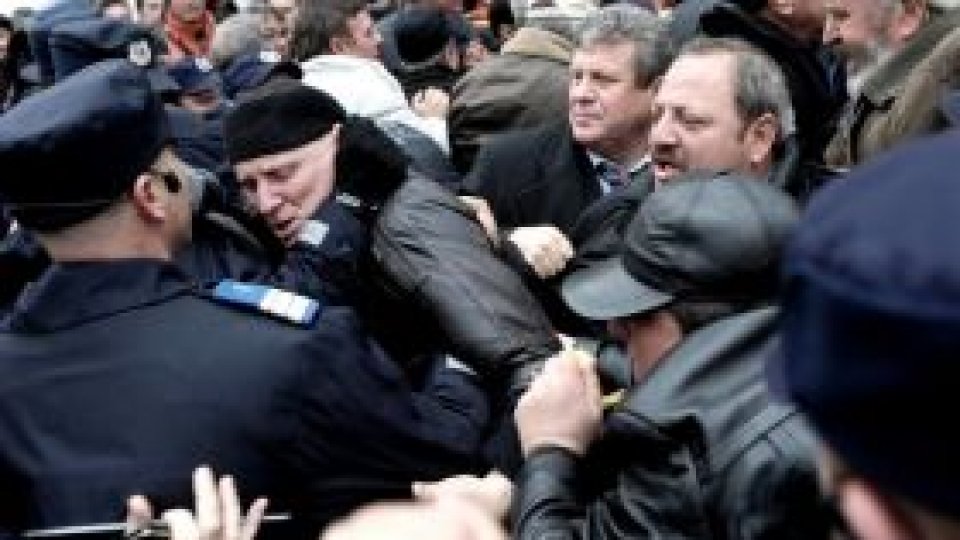 Revoluţionarii protestează în Piaţa Universităţii