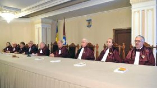 Îngheţatea pensiilor şi salariilor "este constituţională"
