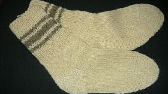 Ciorapii din lână, împletiţi la gura sobei