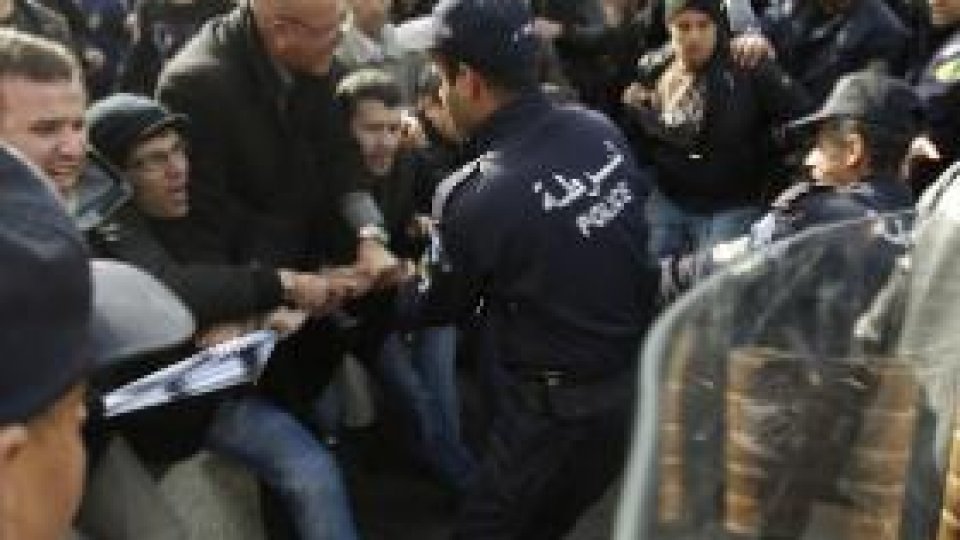 Protestele continuă în Algeria şi Yemen