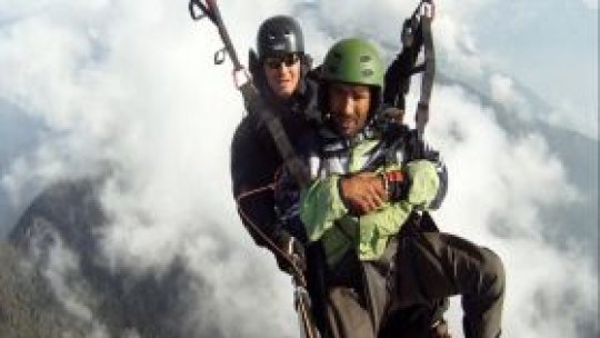 Parapantişti români vor să survoleze un munte sacru din Nepal