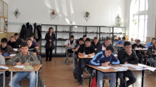 Profesorii, obligaţi să petreacă mai mult timp la şcoală