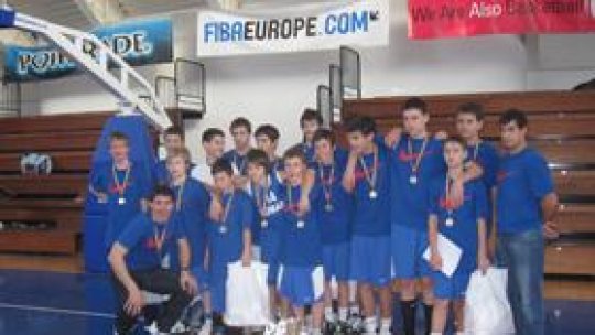 Copiii, invitaţi să joace baschet