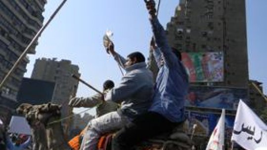 Ciocniri violente între manifestanţii pro şi contra Mubarak