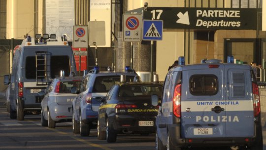 Terminal de pe un aeroport din Italia, forţat cu maşina