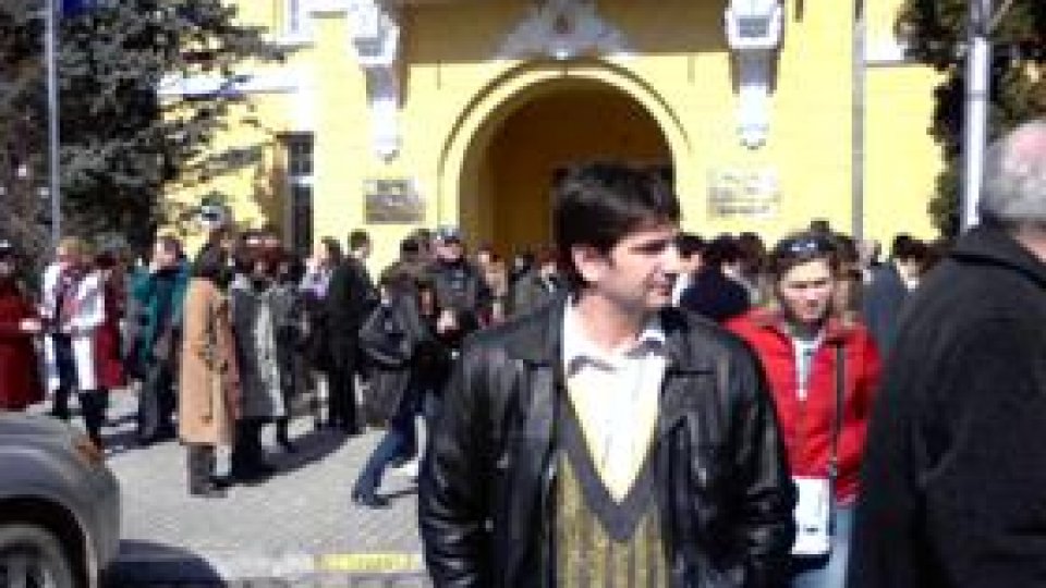 Profesorii din Botoşani şi Suceava îşi continuă protestele