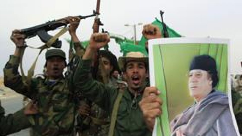 Forţele loiale lui Muammar Gadafi "continuă să atace civilii"