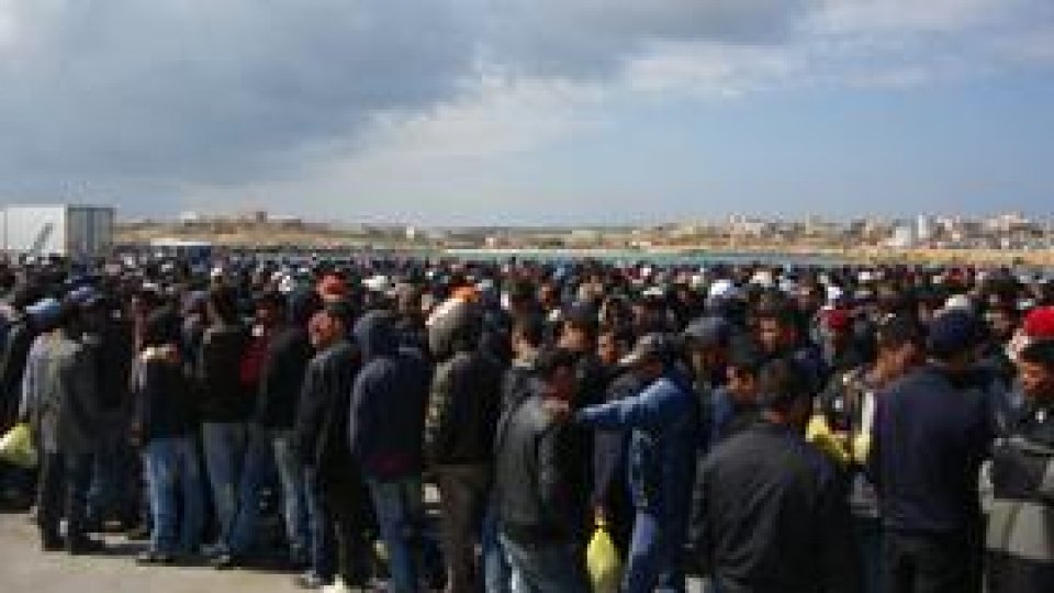 Refugiaţii libieni asaltează insula italiană Lampedusa