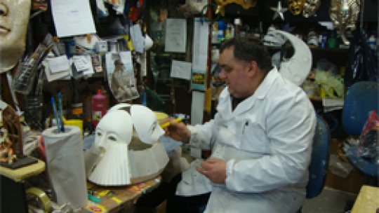 Un român face măşti pentru Carnavalul de la Veneţia