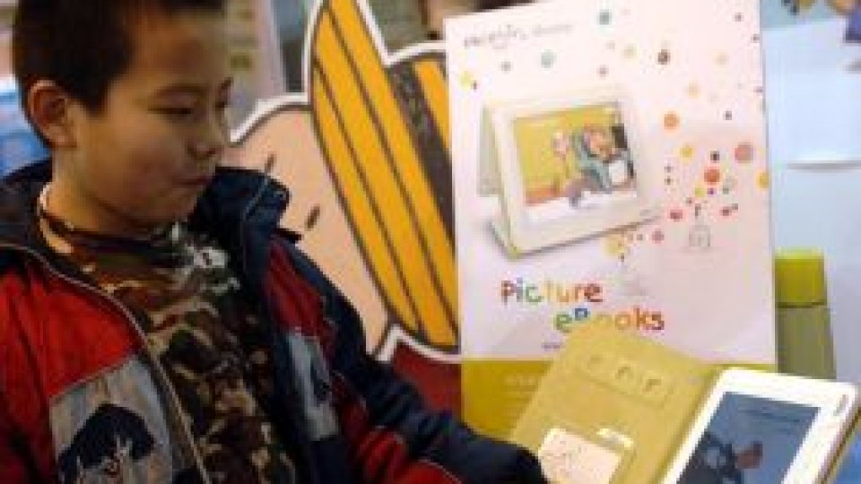 Viermii de mătase îmbunătăţesc cărţile electronice