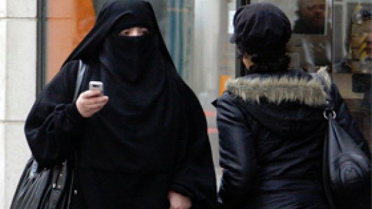 Franţa interzice purtarea vălului islamic integral în public