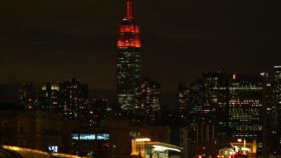 Turnuri luminate în culorile drapelului Japoniei