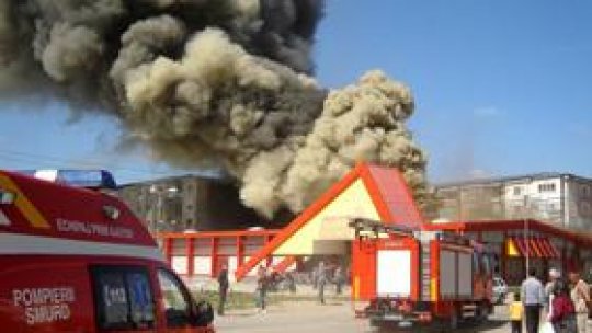 Incendiul de la hipermarketul din Călăraşi a fost stins