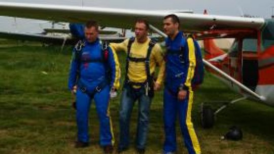 Sportiv nevăzător sare cu paraşuta