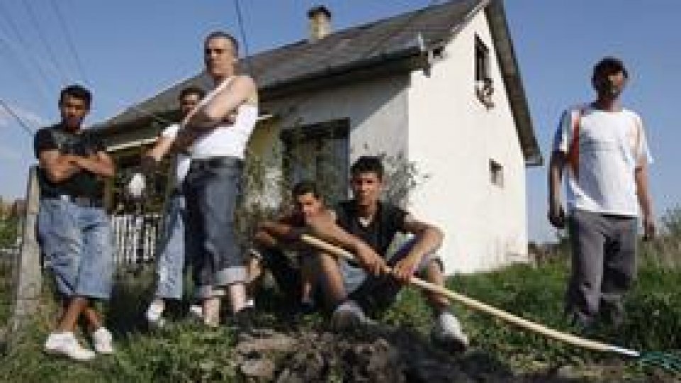 Revoltaţi de mutarea unor familii de romi în zonă