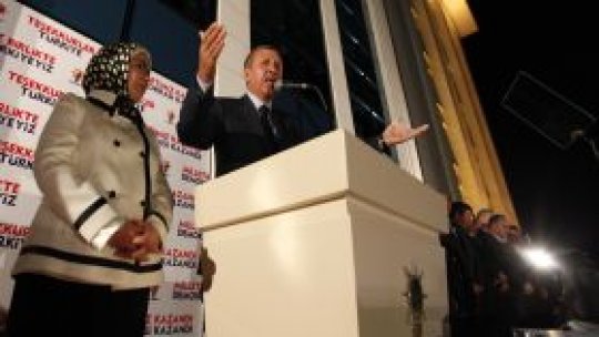 Partidul premierului turc Erdogan "câştigă alegerile"