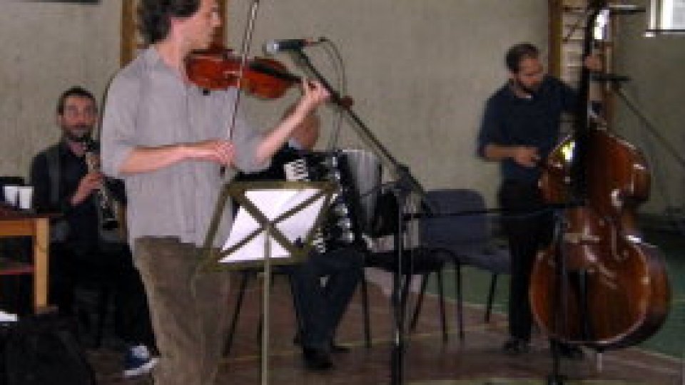 Orchestră multinațională