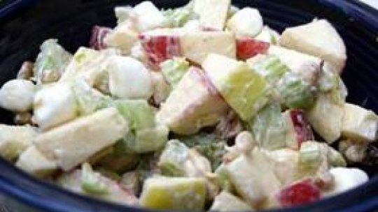 Salata Waldorf cu nuci