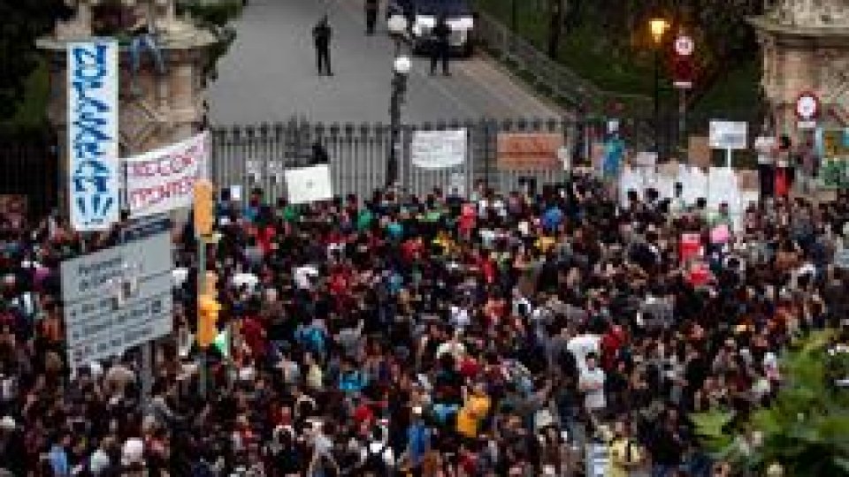Măsurile de austeritate scot oamenii în stradă la Barcelona