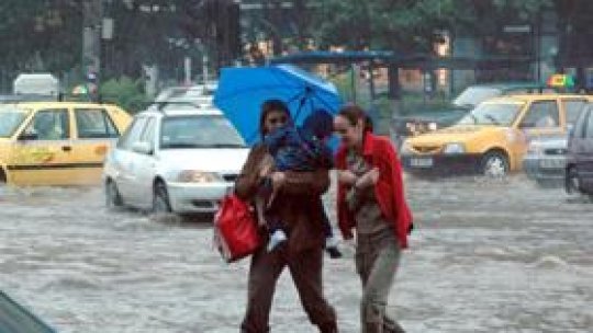 Ploi în toată ţara, de dumincă până luni dimineaţa