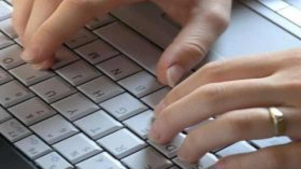 Românii "plătesc mai mult" când cumpără de pe internet