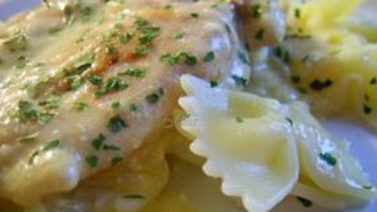 Pui în sos dijonez şi iaurt