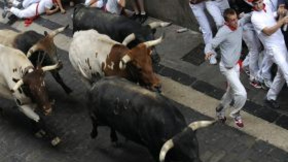 Mii de persoane se întrec cu taurii în Spania