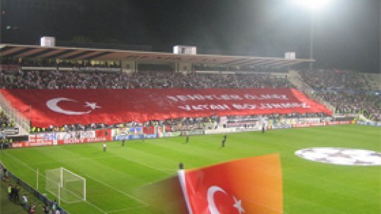 Oficiali din fotbalul turc, acuzaţi de trucarea unor meciuri