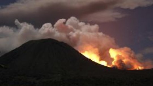 Erupţie spectaculoasă a vulcanului Lokon