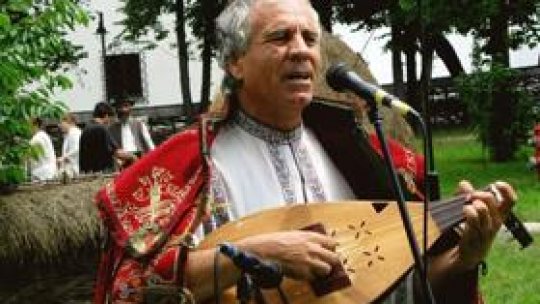 Lecții de cântat la cobză cu Ion Crețeanu